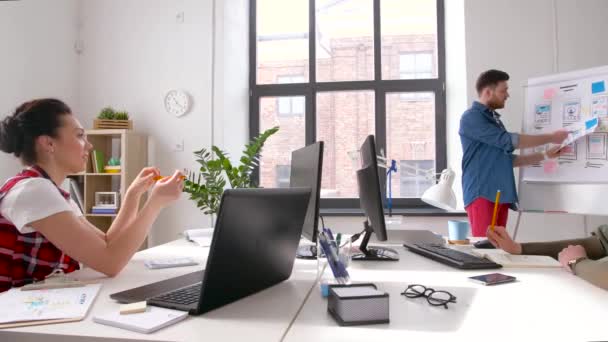 Hombre creativo en la presentación de interfaz de usuario — Vídeos de Stock