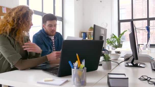 Kreativní tým pracující na uživatelské rozhraní v kanceláři — Stock video
