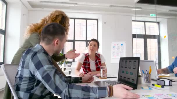 Креативна команда, що працює над інтерфейсом користувача в офісі — стокове відео