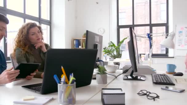 Equipo creativo que trabaja en la interfaz de usuario en la oficina — Vídeo de stock