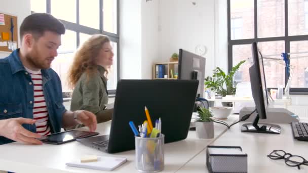 Equipo creativo que trabaja en la interfaz de usuario en la oficina — Vídeo de stock