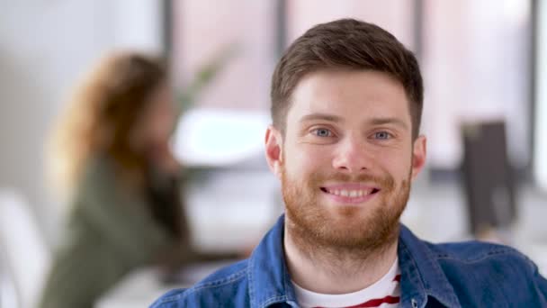 Портрет счастливого улыбающегося человека в офисе — стоковое видео