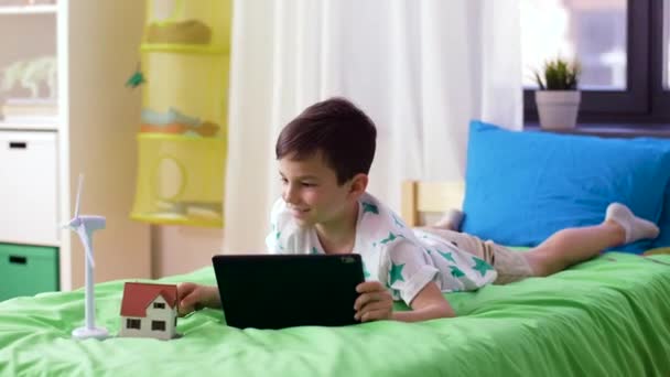 男孩与平板电脑和风力涡轮机玩具在家里 — 图库视频影像
