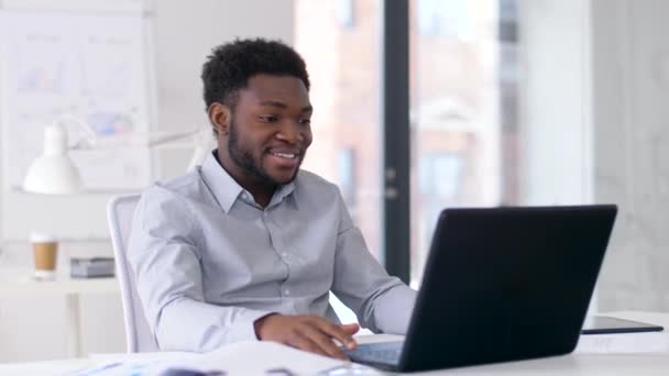 Uomo d'affari che ha video chat sul computer portatile in ufficio — Video Stock