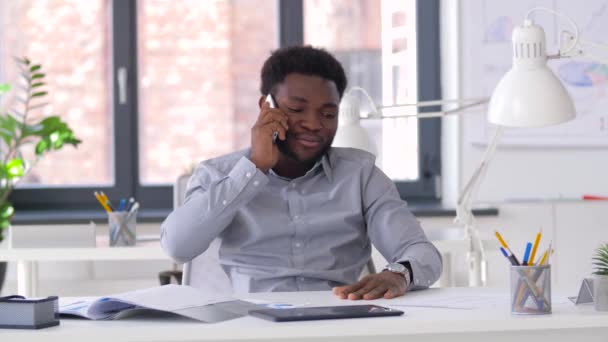 Business man calling on smartphone at office — стоковое видео