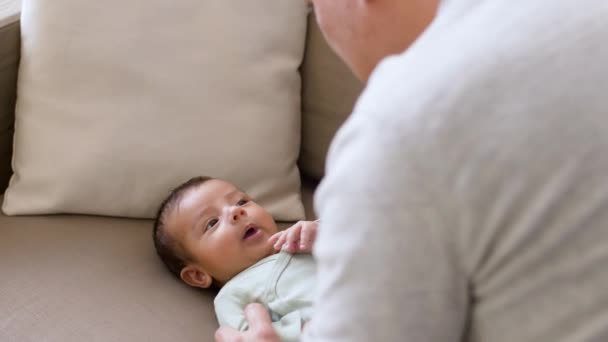 Lycklig far leker med lilla pojke hemma — Stockvideo