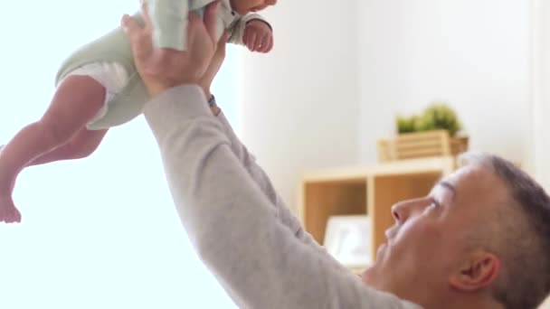 Ευτυχής πατέρας με μικρό αγόρι το μωρό στο σπίτι — Αρχείο Βίντεο