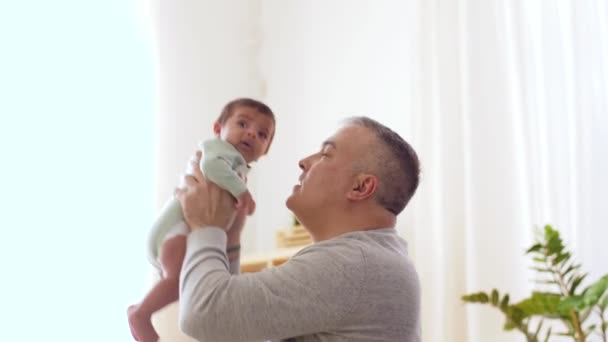 快乐的父亲与婴儿的小男孩在家里 — 图库视频影像