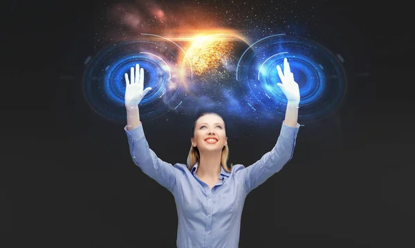 Donna d'affari con ologramma spaziale virtuale — Foto Stock