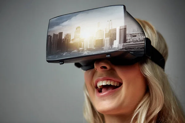 Vrouw in virtual reality headset of 3D bril — Stockfoto