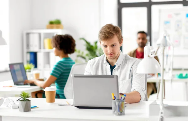 Creatieve mannelijke kantoor werknemer met laptop — Stockfoto