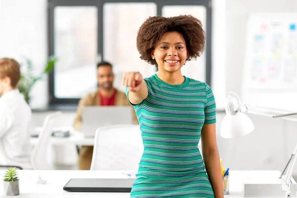 Sorridente donna africana che ti indica l'ufficio — Foto Stock