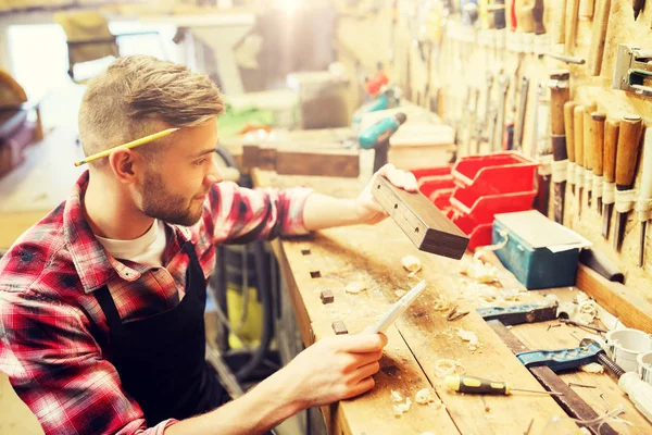 Carpintero trabajando con tablón de madera en el taller —  Fotos de Stock