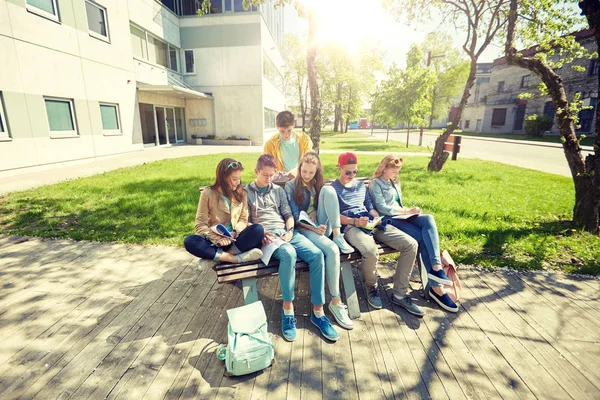 Grupo de estudiantes con cuadernos en el patio de la escuela —  Fotos de Stock