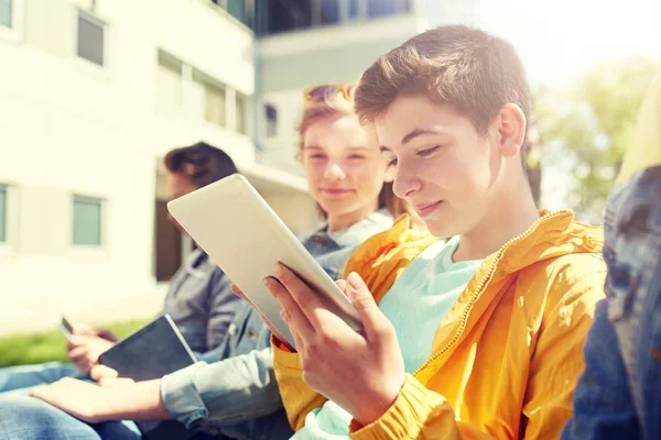 Amigos felizes ou estudantes com tablet pc ao ar livre — Fotografia de Stock