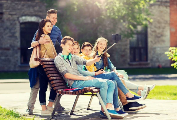 Adolescentes felizes estudantes tirando selfie por smartphone — Fotografia de Stock