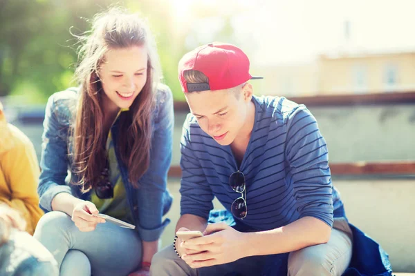 Amici adolescenti felici con smartphone all'aperto — Foto Stock