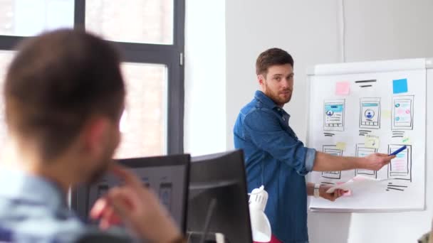 Hombre creativo en la presentación de interfaz de usuario — Vídeos de Stock