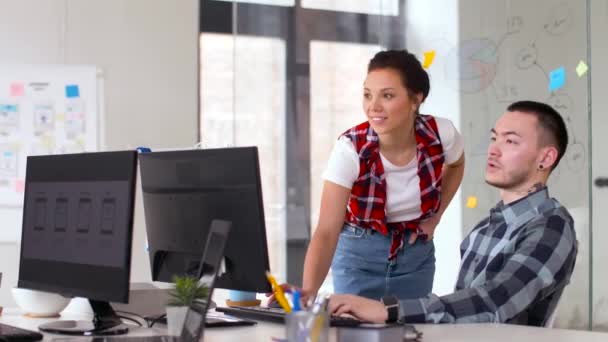 Kreatives Team arbeitet an Benutzeroberfläche im Büro — Stockvideo