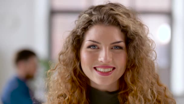 Портрет счастливой улыбающейся рыжей женщины в офисе — стоковое видео