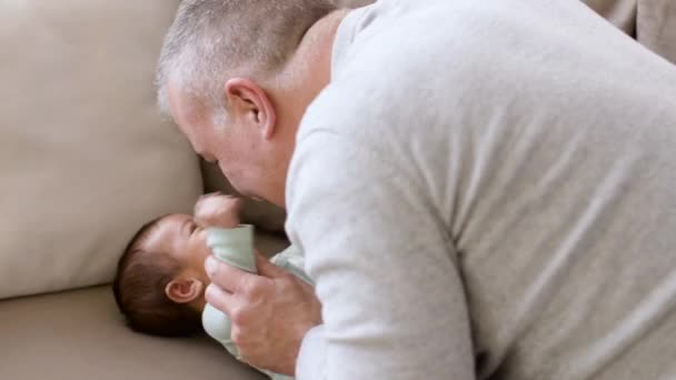 Gelukkig vader spelen met kleine babyjongen thuis — Stockvideo
