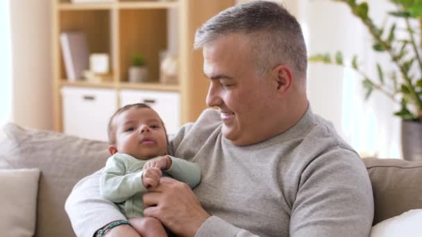 Heureux père avec petit garçon à la maison — Video