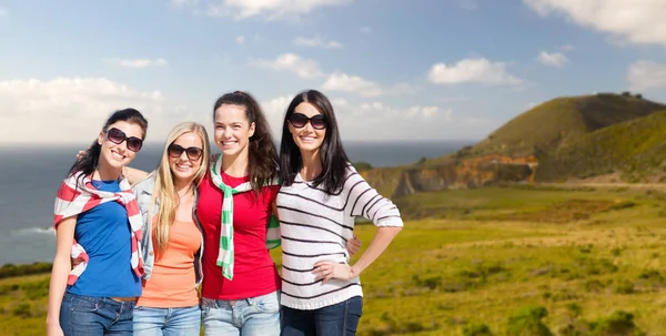Tizenéves lányok és fiatal nők big sur part felett — Stock Fotó