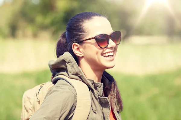 Gelukkig jonge vrouw met rugzak buiten wandelen — Stockfoto