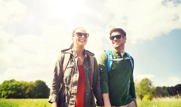 Gelukkige paar met rugzakken buiten wandelen — Stockfoto