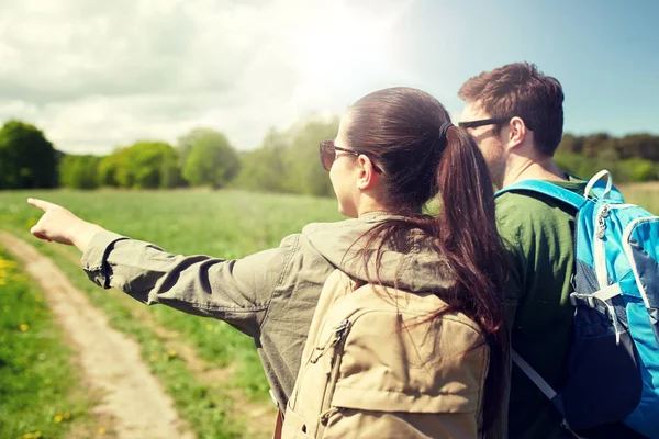 Feliz pareja con mochilas senderismo al aire libre — Foto de Stock