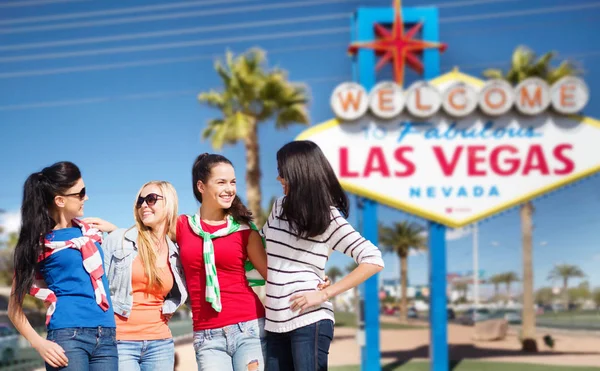 Junge Frauen über Willkommen zu las vegas Zeichen lizenzfreie Stockbilder