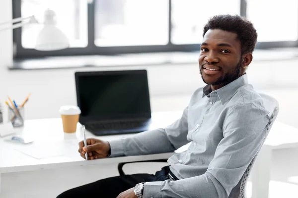 Homme d'affaires afro-américain avec stylo au bureau — Photo