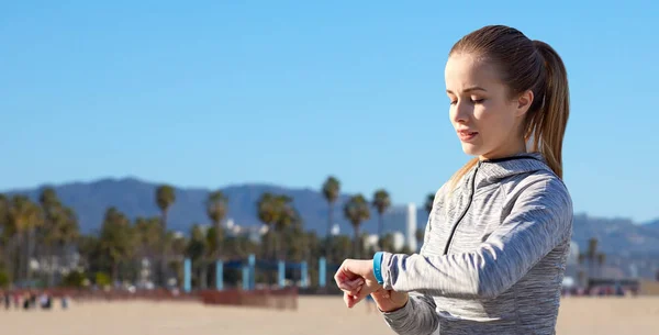 Mulher com treinamento de rastreador de fitness ao ar livre — Fotografia de Stock