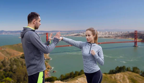 Счастливая женщина с тренером, работающим на открытом воздухе — стоковое фото