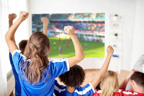 Glada vänner eller fotbollsfans titta på fotboll — Stockfoto