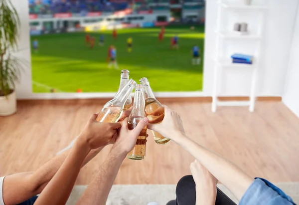 Amigos clinking cerveja e assistir jogo de futebol — Fotografia de Stock