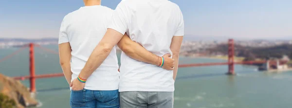 Man paar met gay trots regenboog polsbandjes — Stockfoto