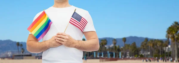 Hombre con gay orgullo arco iris bandera y american —  Fotos de Stock