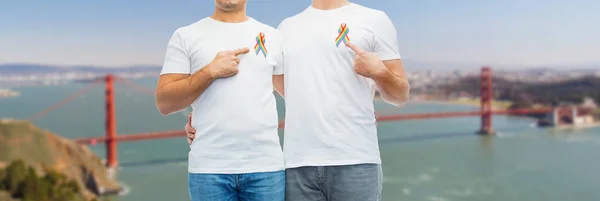 Närbild av par med gay stolthet regnbåge band — Stockfoto