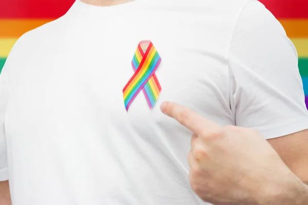 Mann mit Gay Pride Regenbogenschleife — Stockfoto