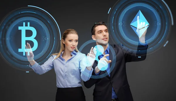 Empresarios con hologramas criptomoneda — Foto de Stock