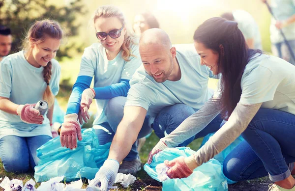 Voluntarios con bolsas de basura limpieza área del parque —  Fotos de Stock