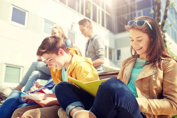 Skupina studentů s notebookem na školním dvoře — Stock fotografie