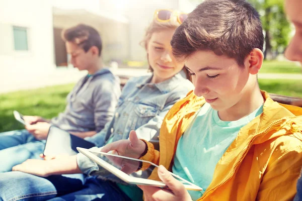 Amigos felices o estudiantes con tableta PC al aire libre —  Fotos de Stock