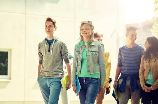 Groupe d'adolescents heureux marchant à l'extérieur — Photo
