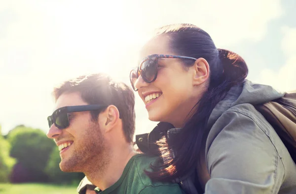 Casal feliz com mochilas se divertindo ao ar livre — Fotografia de Stock