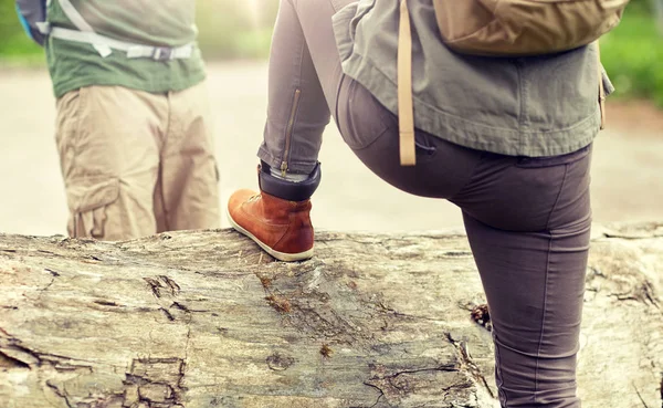 Primo piano di coppia con zaini trekking — Foto Stock