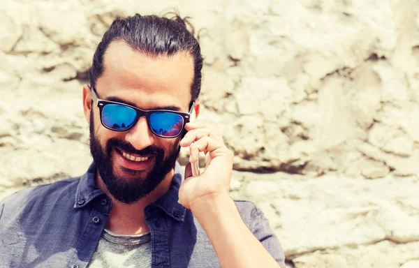 Uomo sorridente con smartphone che chiama in strada — Foto Stock