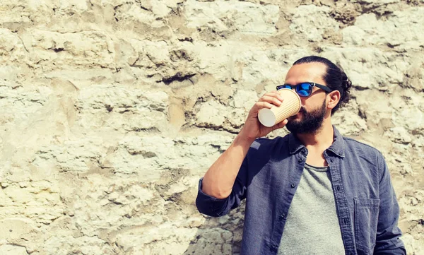 Uomo che beve caffè dalla tazza di carta sulla strada — Foto Stock