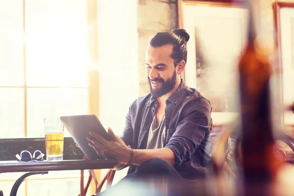 Homme avec tablette pc boire de la bière au bar ou pub — Photo